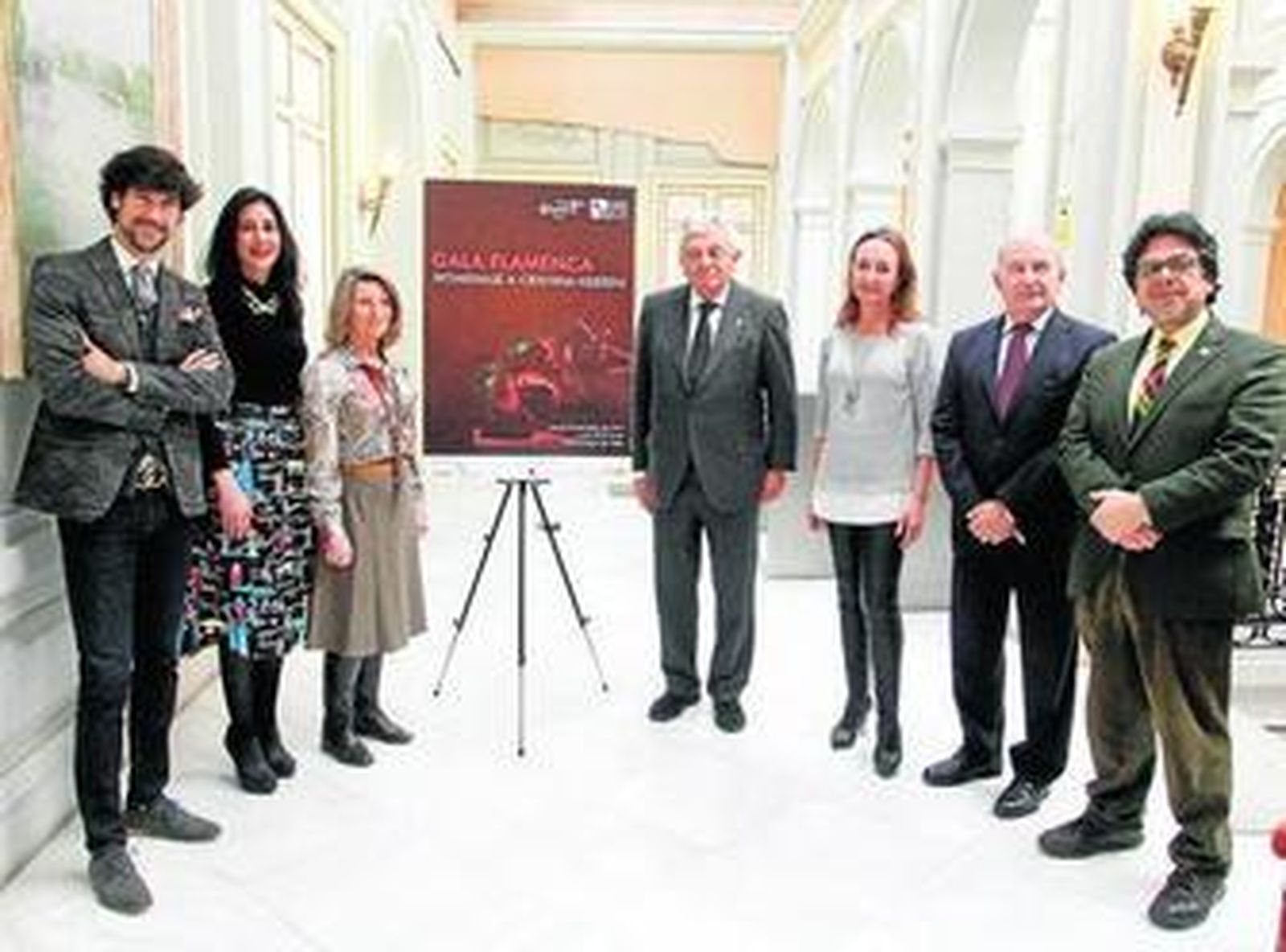 Cristina Heeren, rodeada por los promotores de la gala y los artistas Manuel Lombo y Laura Vital.