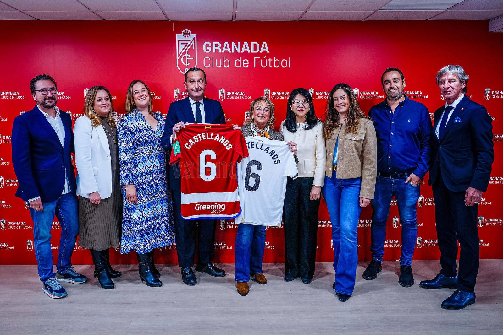 Ambas directivas y familiares con las camisetas conmemorativas