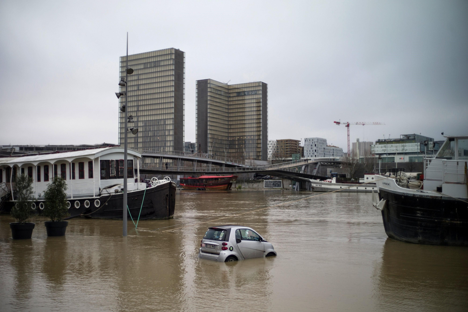 El río Sena se desborda dejando imágenes de París inundada
