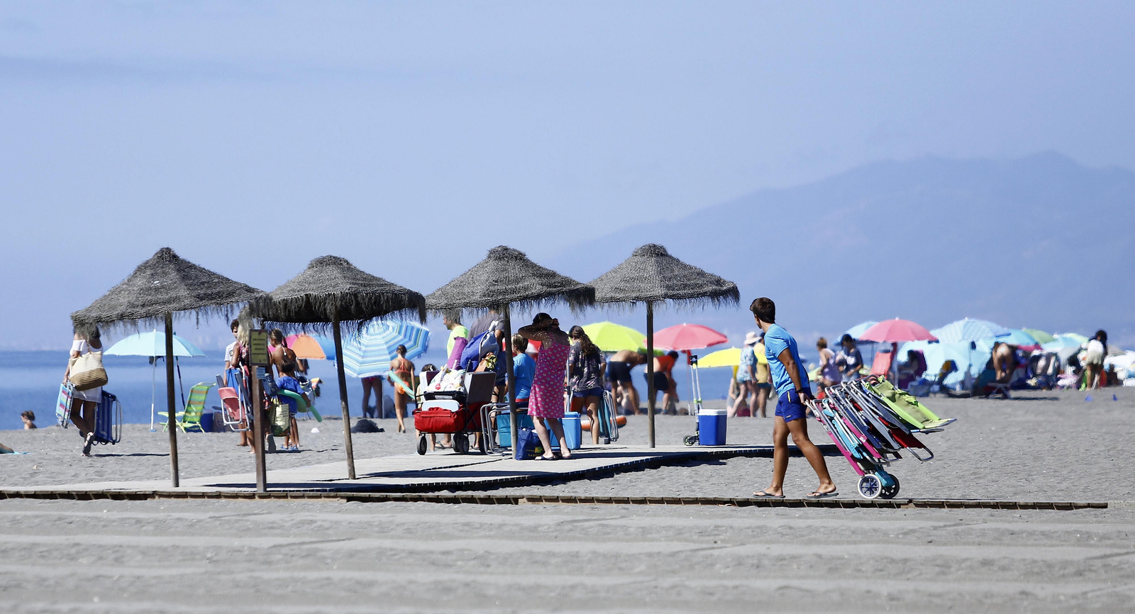 Playa de Benajarafe en verano. Playa de Benajarafe en verano.