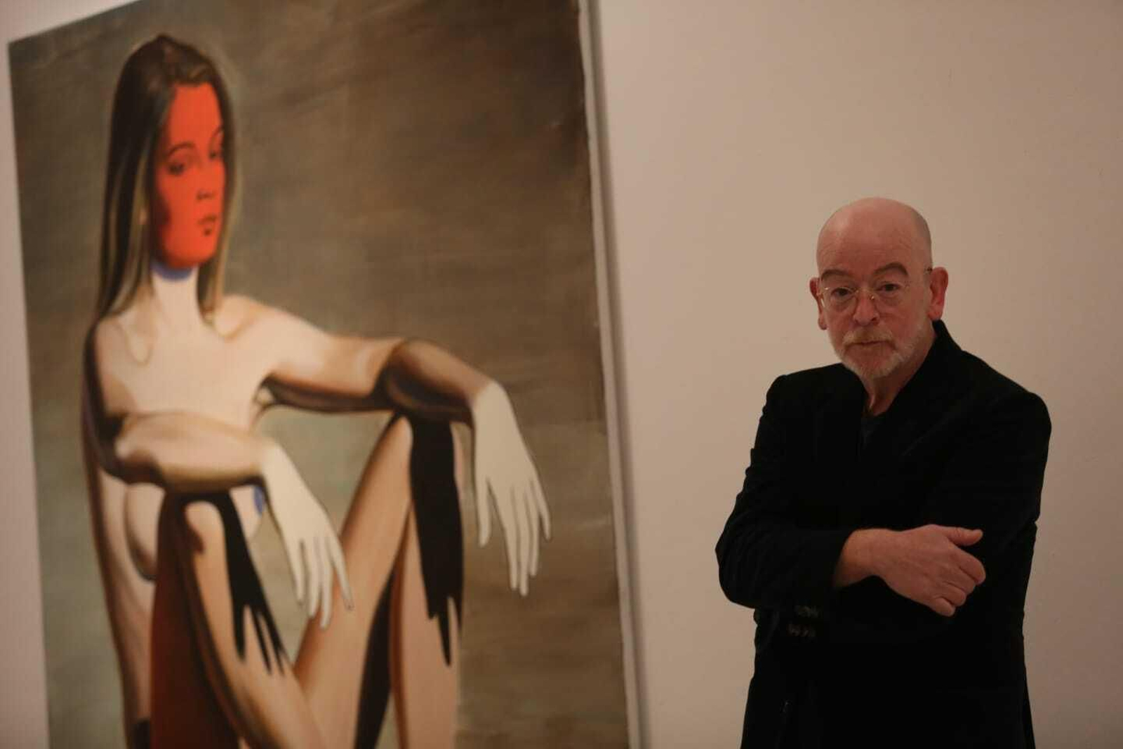 El artista belga Dieter De Greef junto a una de sus obras en el CAC Málaga.