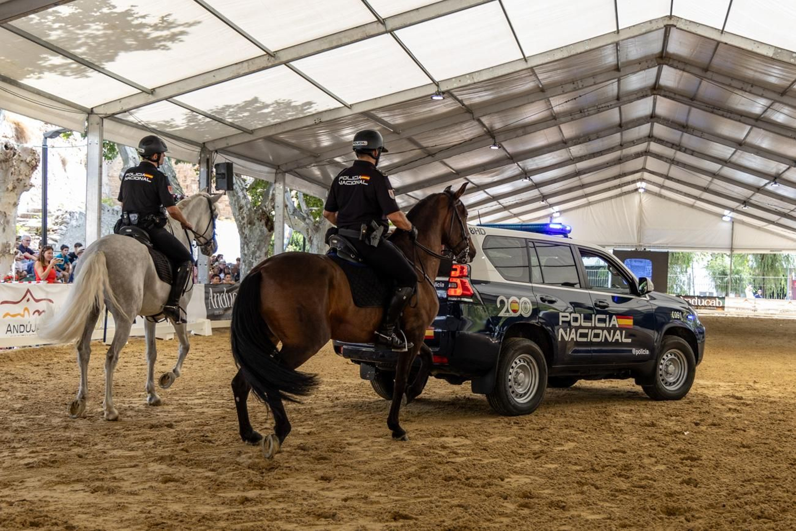 Anducab rinde homenaje a la unidad de caballería de la Policía Nacional
