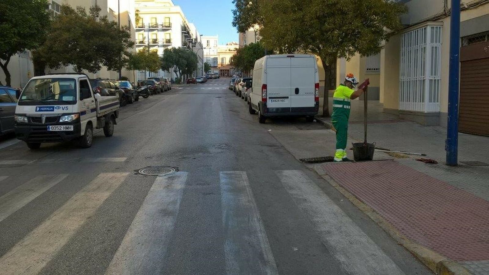 Un operario de Hidralia limpia un imbornal en San Fernando.