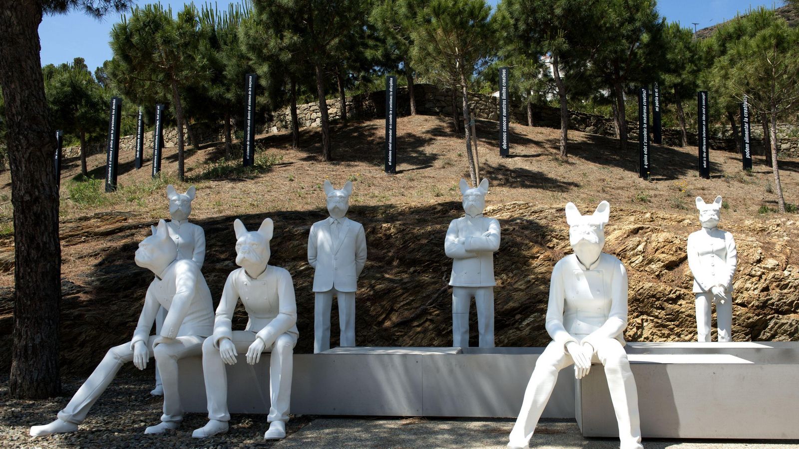 Aspecto del exterior de El Bulli, esculturas entre pinares