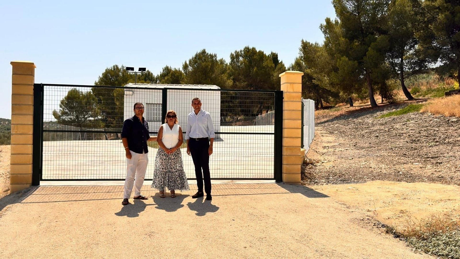 Visita de Juan Latorre al punto de acopio de residuos de la construcción y demolición en Santiago de Calatrava.