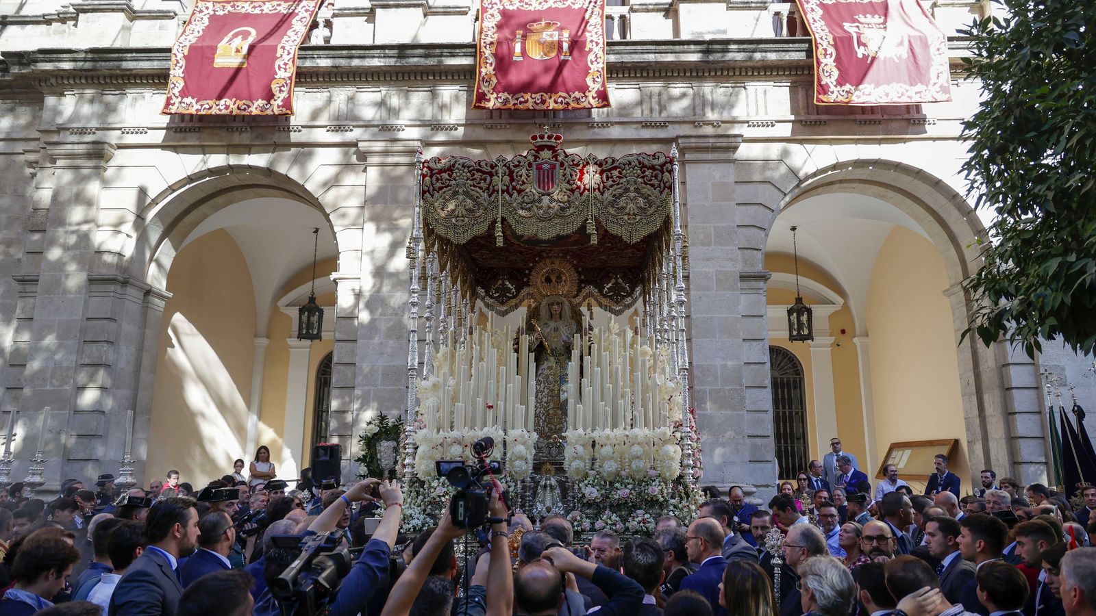 La Virgen de las Mercedes a las puertas del Ayuntamiento.