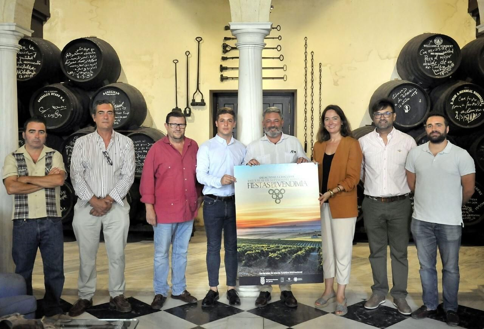 Responsables del Ayuntamiento y de las entidades que colaboran en las Fiestas de la Vendimia con el cartel de la edición de este año.