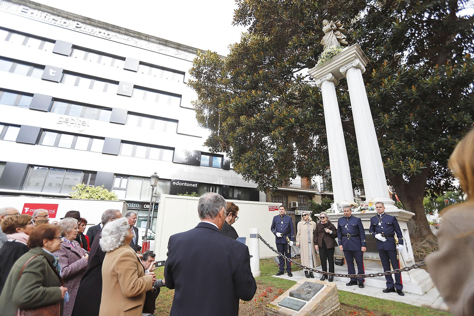 Imágenes de la Ofrenda de flores y rezo ante el monumento a la Inmaculada en Huelva