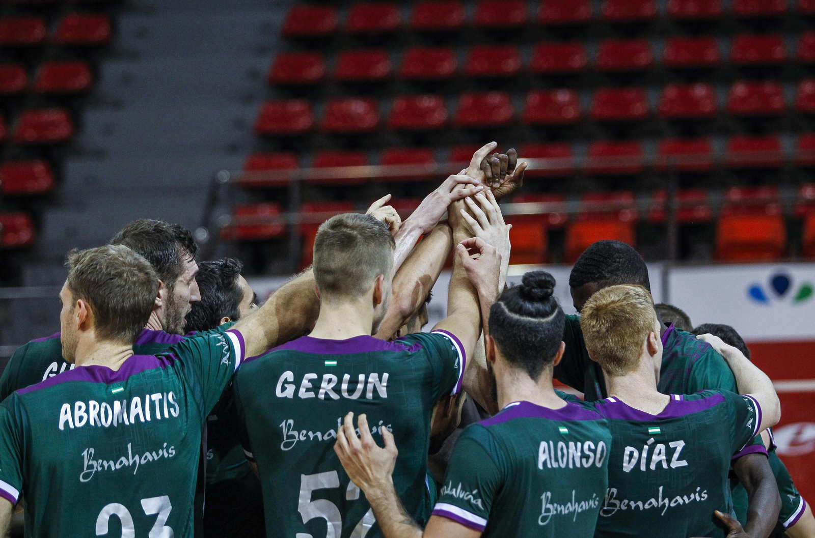 Los jugadores del Unicaja hacen piña en el Príncipe Felipe.