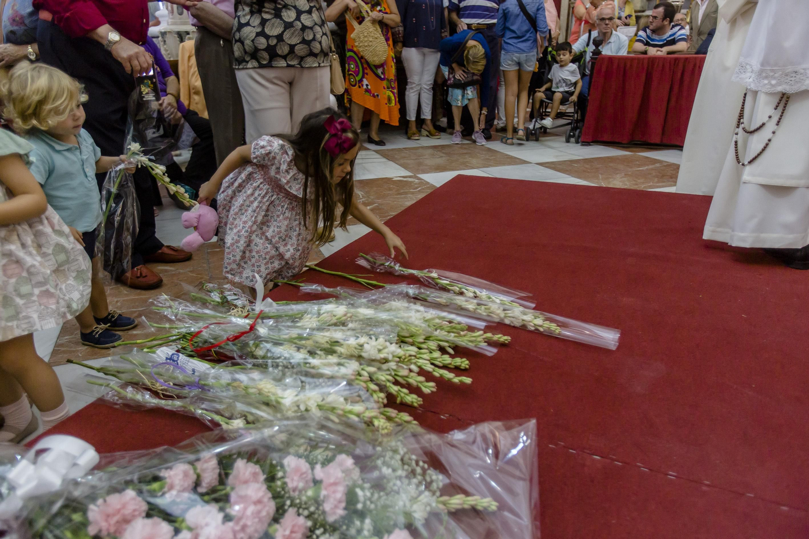 Las imágenes de la ofrenda y el pregón de la patrona de Cádiz, la Virgen del Rosario.