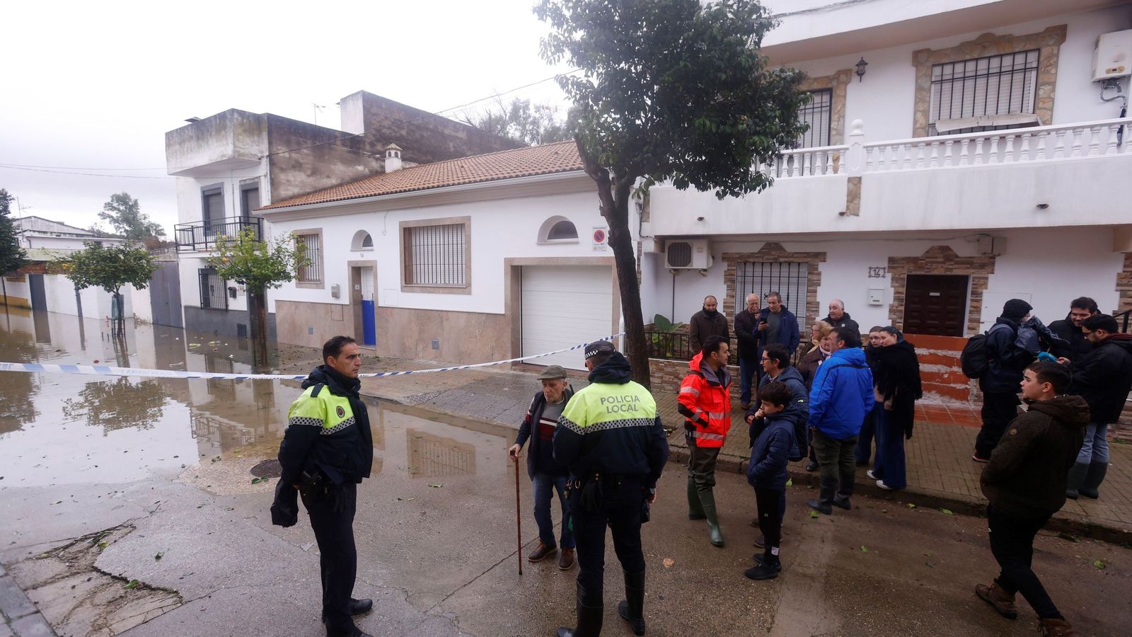 Vecinos de Alcolea junto a la zona inundada.