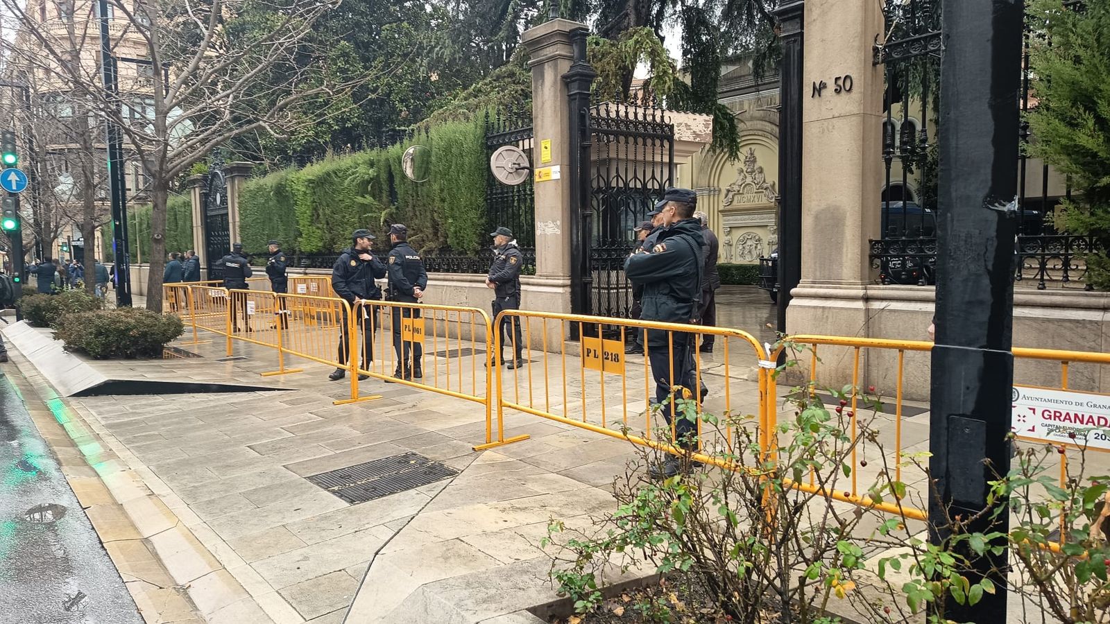 Vallado en la entrada del edificio de la Subdelegación del Gobierno en Granada