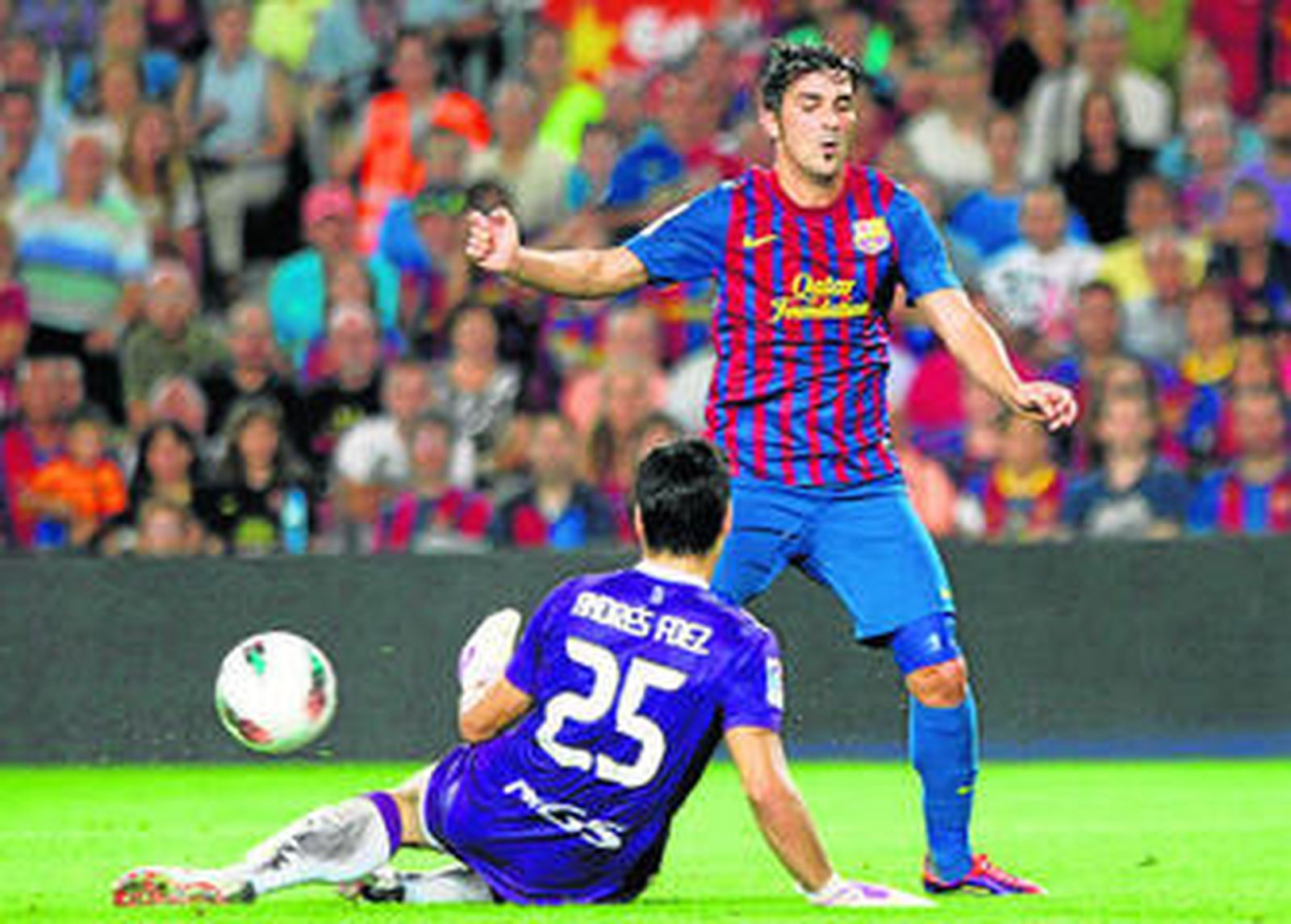 El azulgrana Villa remata ante la salida del guardameta osasunista, Andrés Fernández.