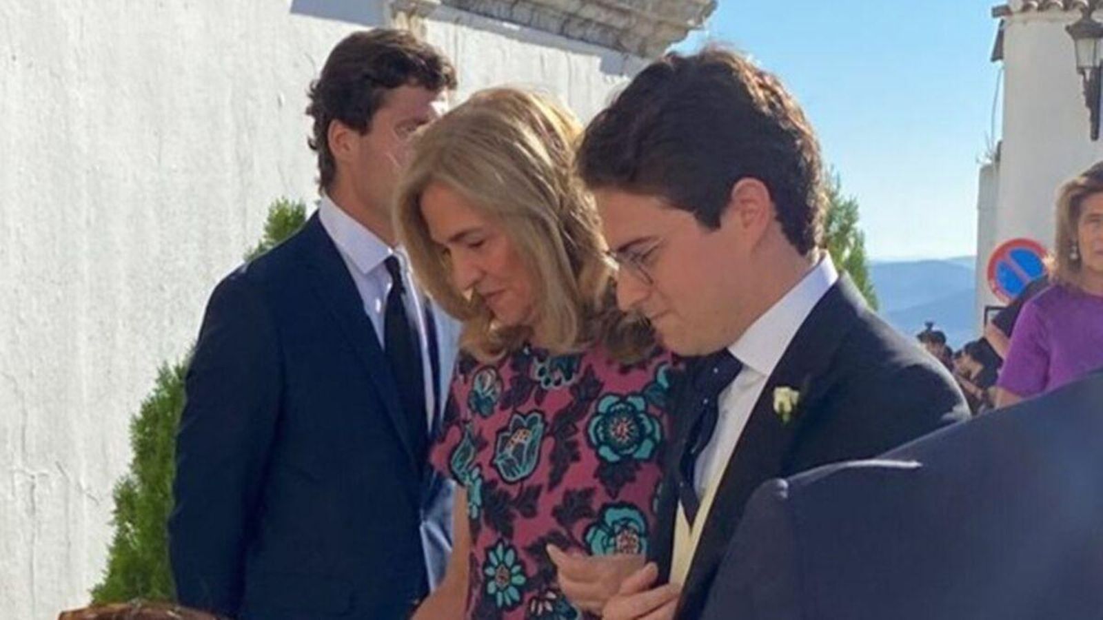 La infanta Cristina, a su acceso al templo de Medina Sidonia.