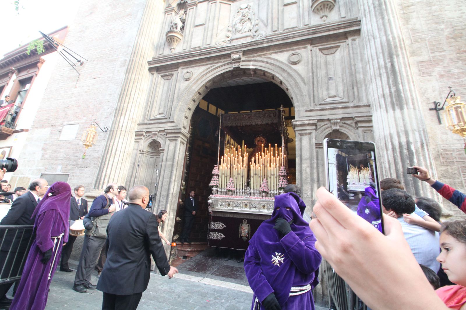 La posibildad de acceder a las redes desde el móvil, una de las ventajas para los cofrades en las redes