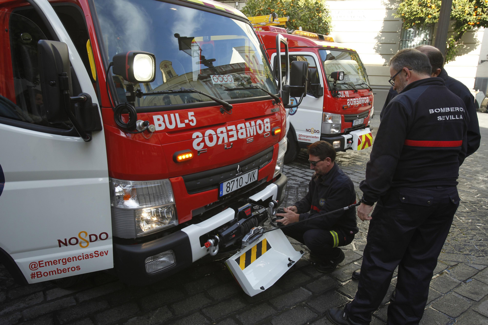 Imagen de archivo de dos coches de bomberos de la flota del cuerpo sevillano.