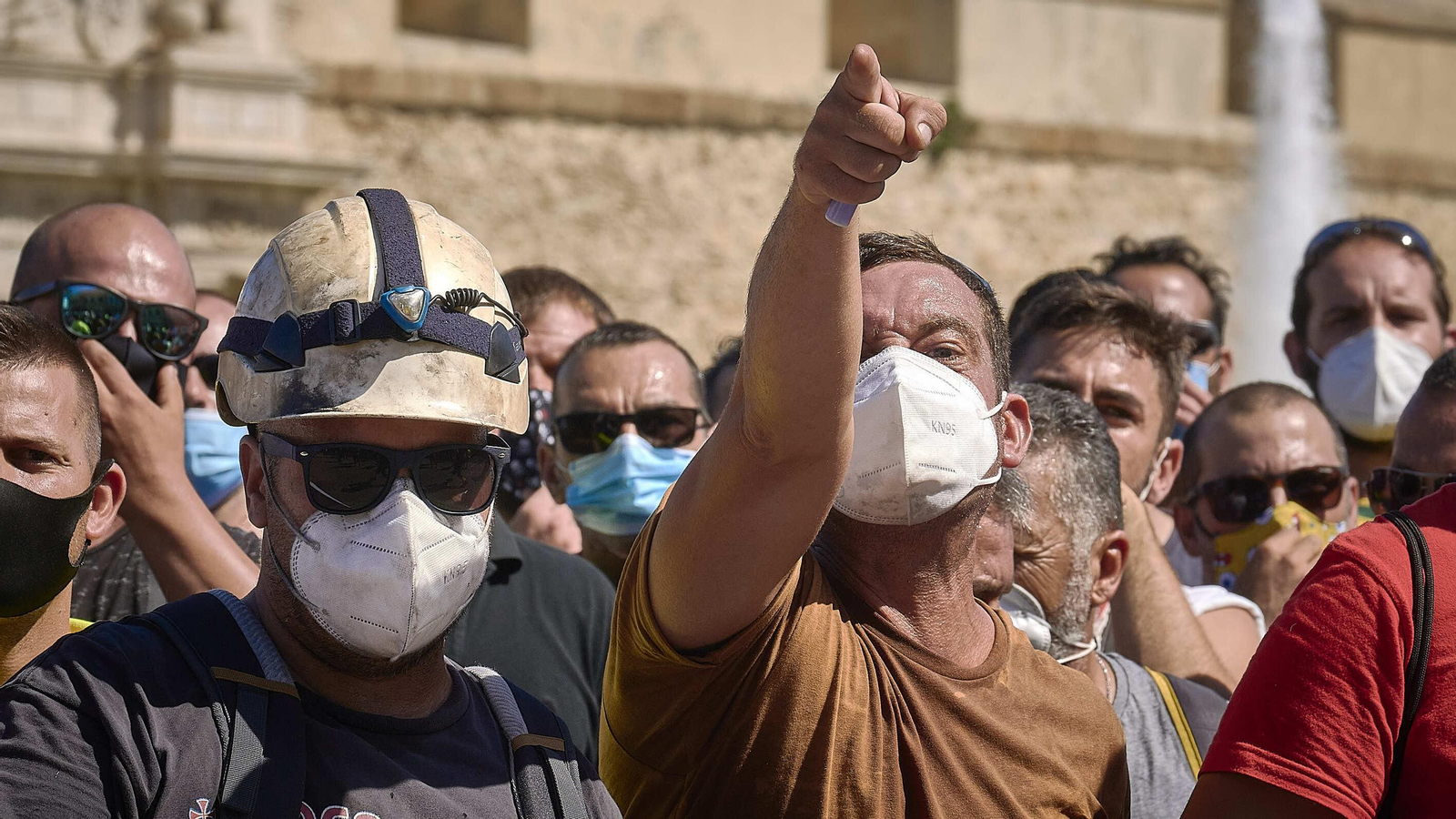 Los trabajadores de Navantia Puerto Real concentrados frente a la Subdelegación del Gobierno.