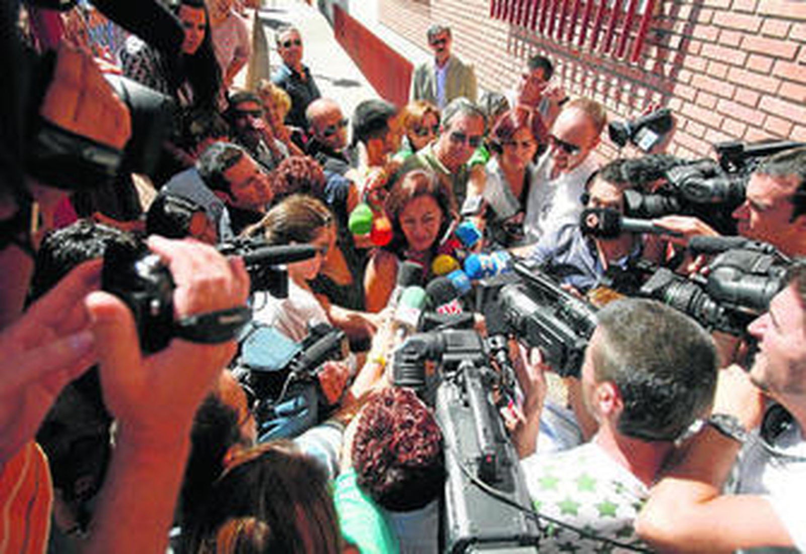 María del Reposo Carrero comparece para los medios de comunicación.