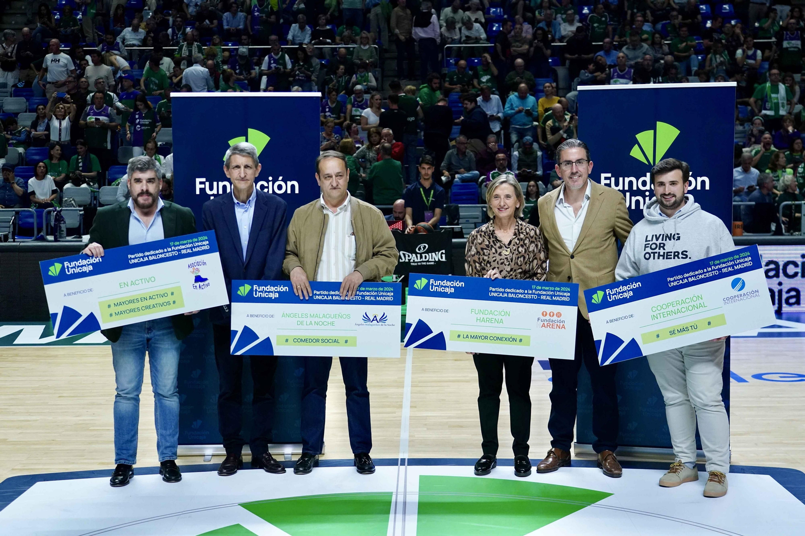 Fundación Unicaja entrega cheques solidarios a cuatro asociaciones en el partido entre el Unicaja y el Real Madrid