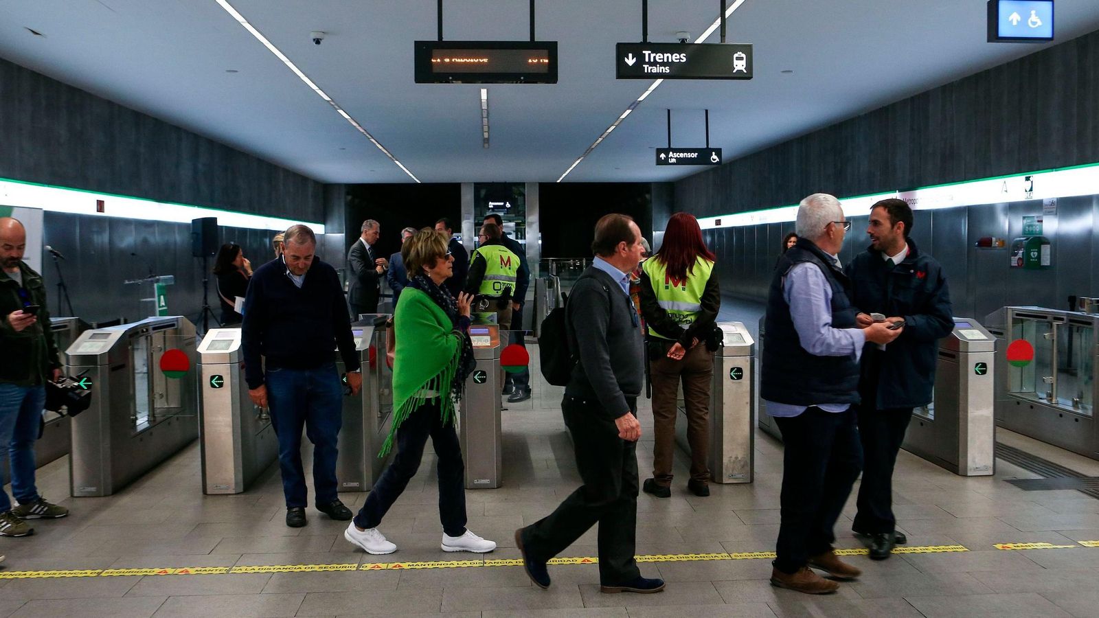 Viajeros en el Metro  de Granada .