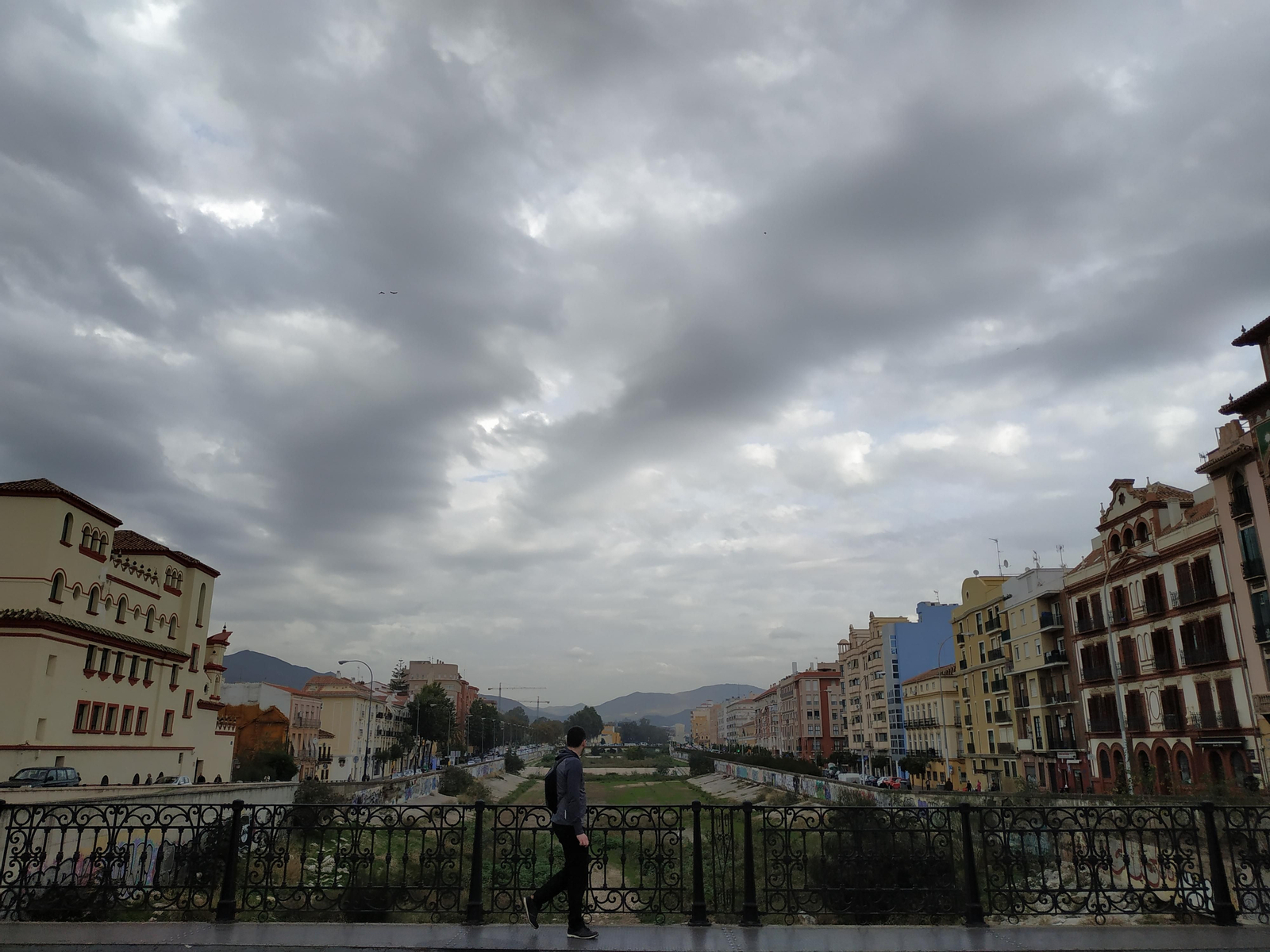 Vista del cauce del Guadalmedina desde el puente de la Aurora