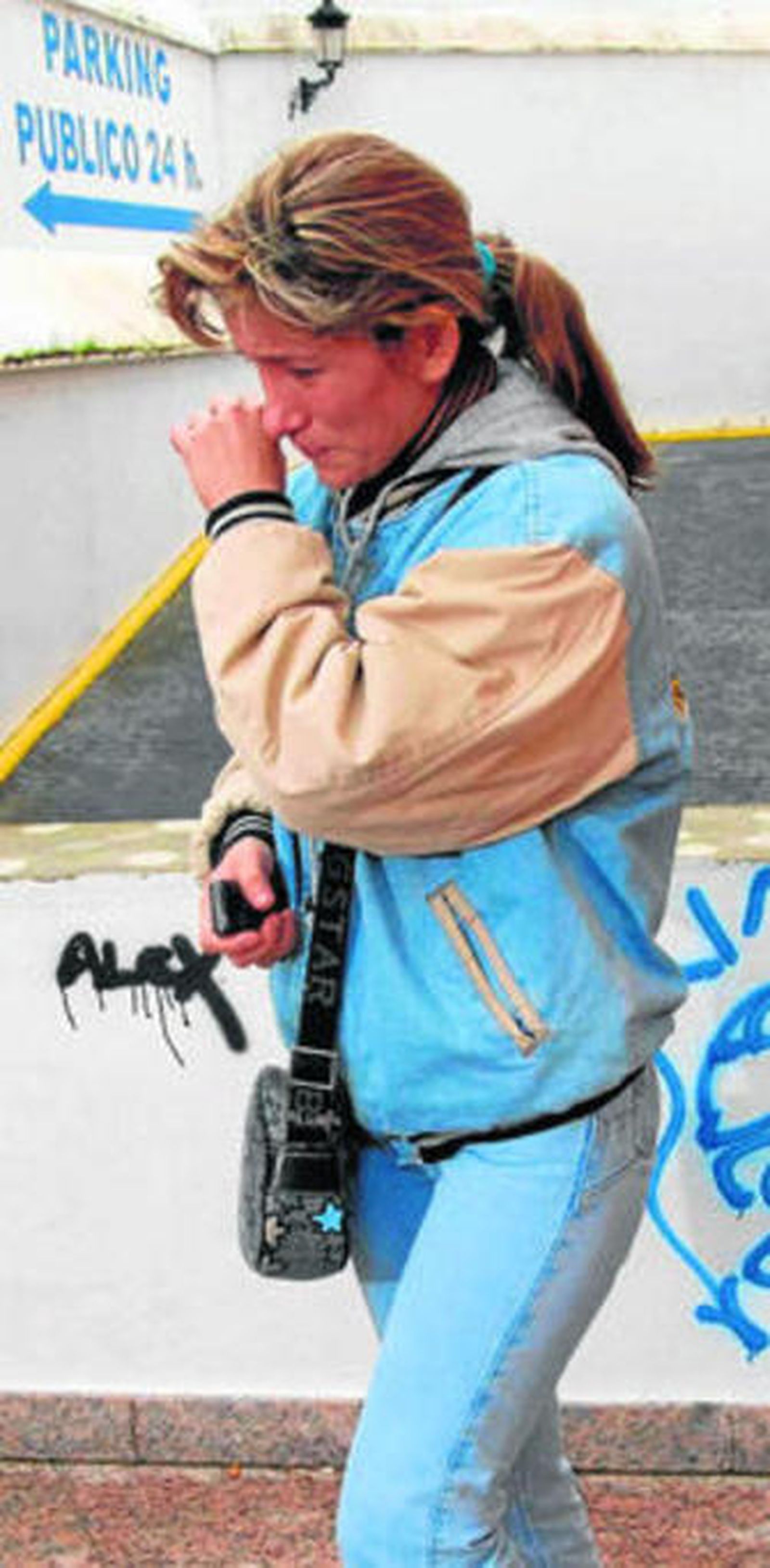 La mujer de uno de los detenidos, llorando al lado del Juzgado.