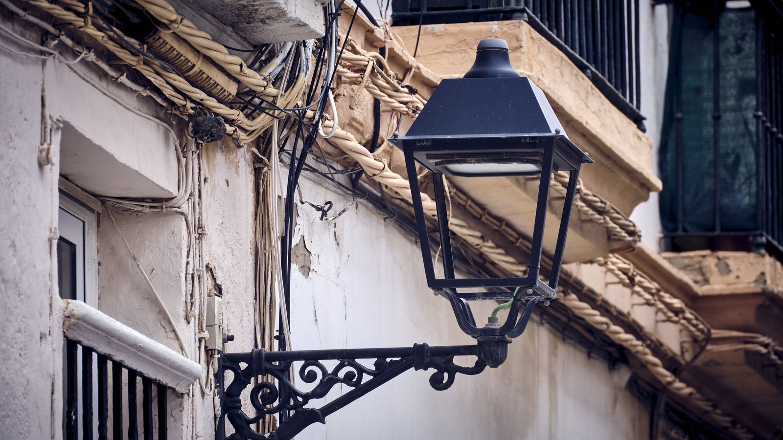 Cables cubriendo una fachada de Cádiz.