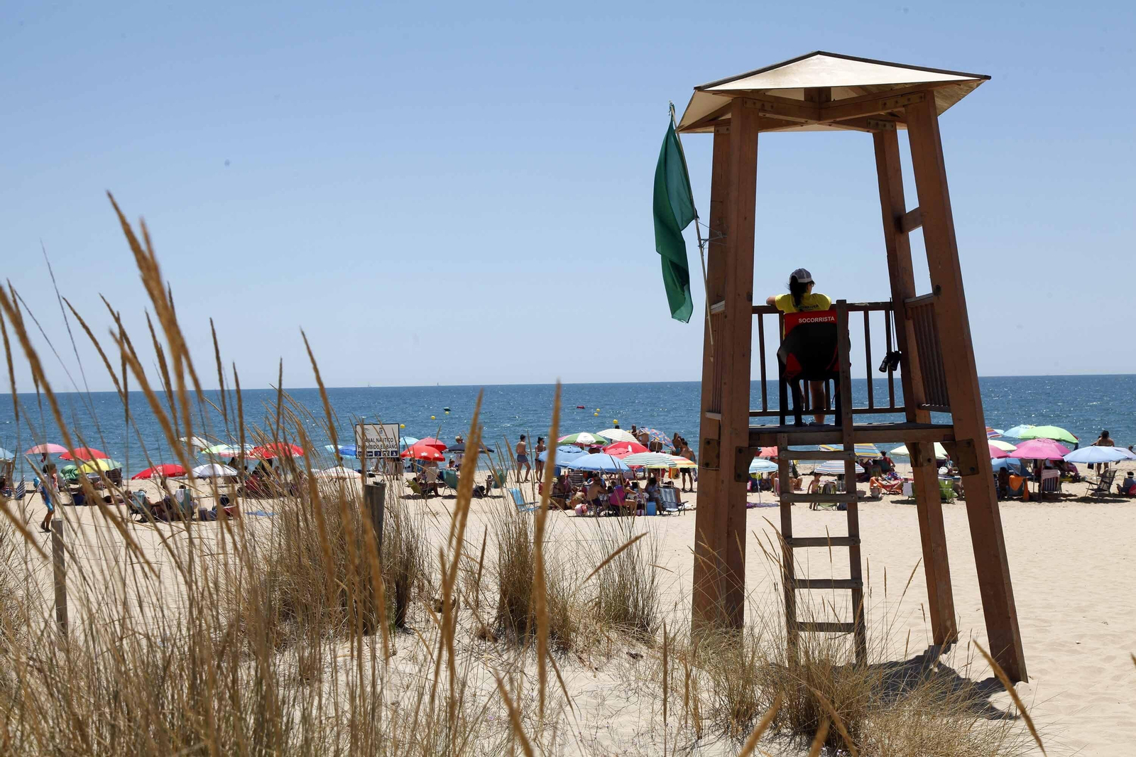 Socorrista en una playa de Isla Cristina en una imagen de archivo