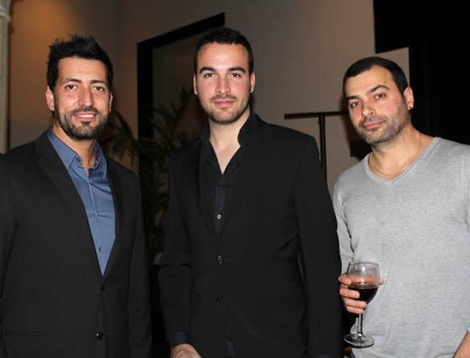 Los modelos José Valencia y Daniel Ochoa, con el sastre Germán Hidalgo.

Foto: Victoria Ramírez