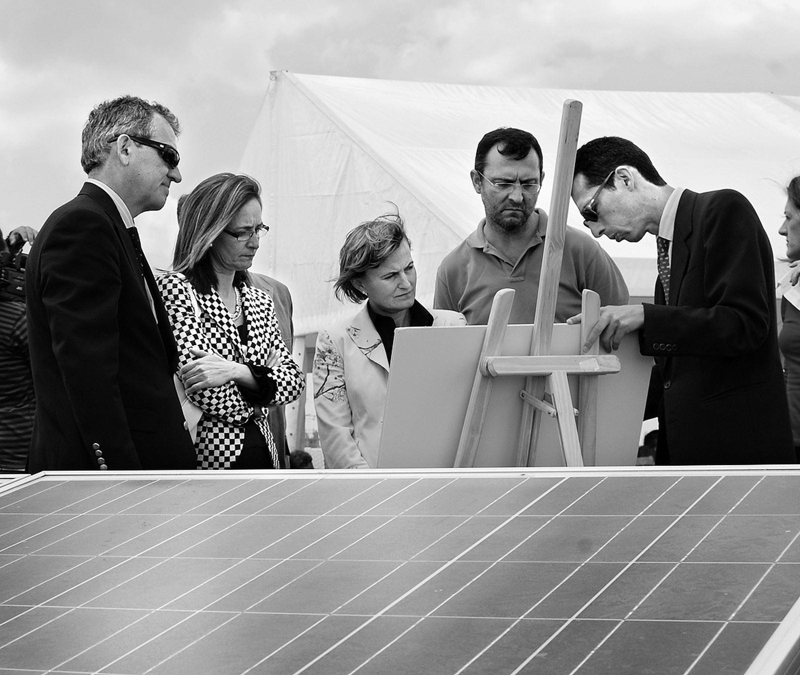 Imagen de archivo del presidente de Solarpack , la primera edil de Lebrija y la delegada de Innovación atendiendo a los técnicos.