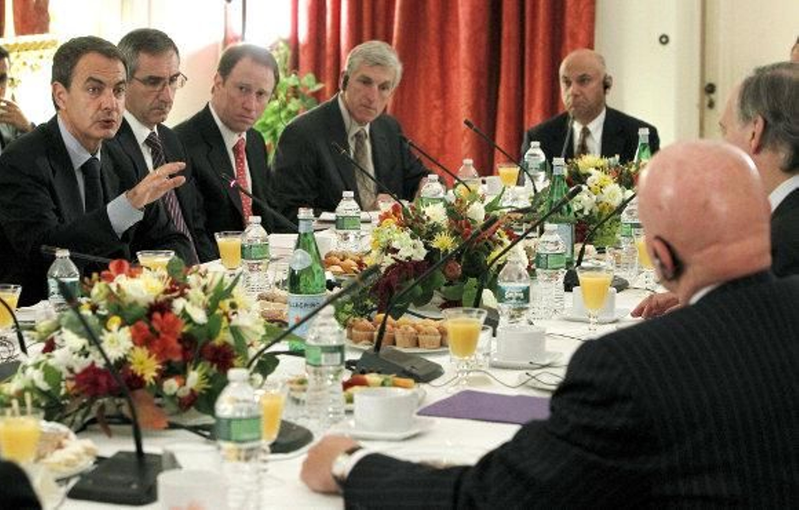 Zapatero defiende sus "difíciles" decisiones económicas en Wall Street