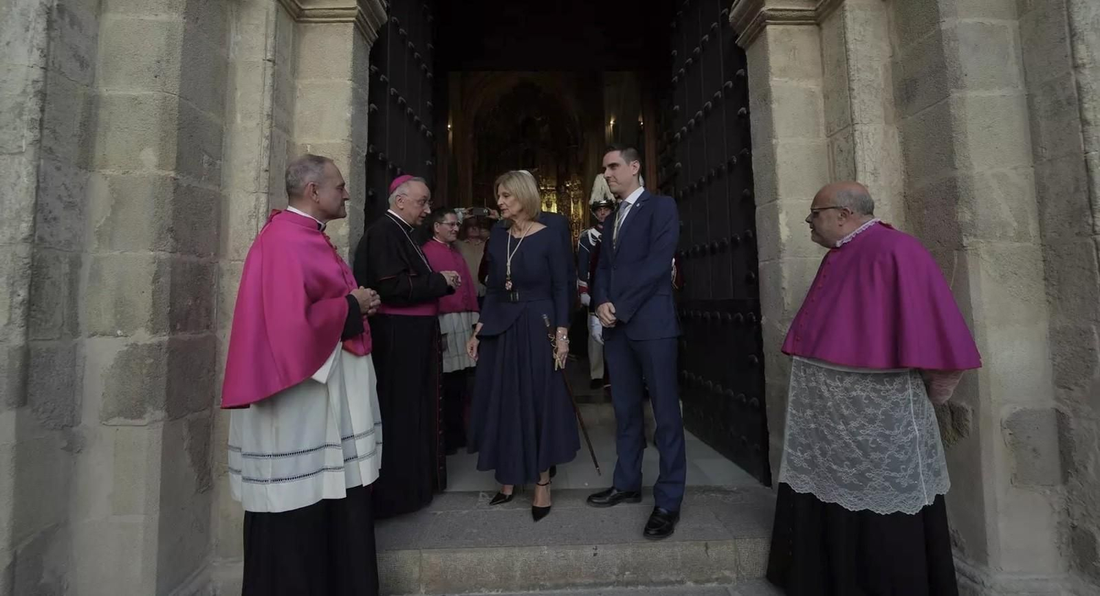 Obispo y alcaldesa conversan al término del solemne acto del Te Deum.
