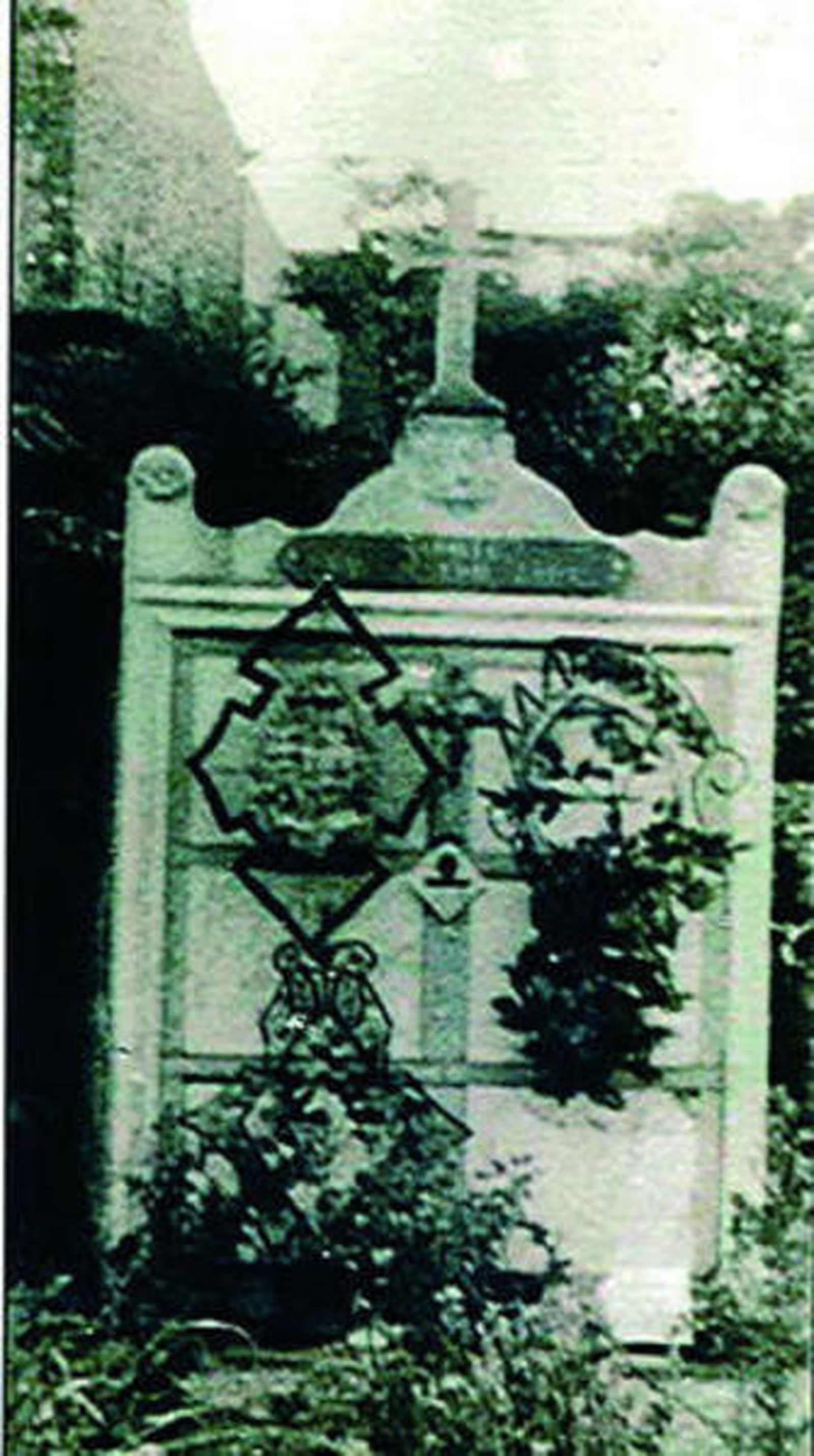 1. Los miembros de la familia Machado que partieron juntos al exilio, a excepción de las tres sobrinas, evacuadas a Rusia. 2. Madame Quintana entrevistada por Antonina Rodrigo en 1967. 3. Una imagen del poeta, que falleció en Collioure en 1939. 4. Primera tumba de doña Ana Ruiz.