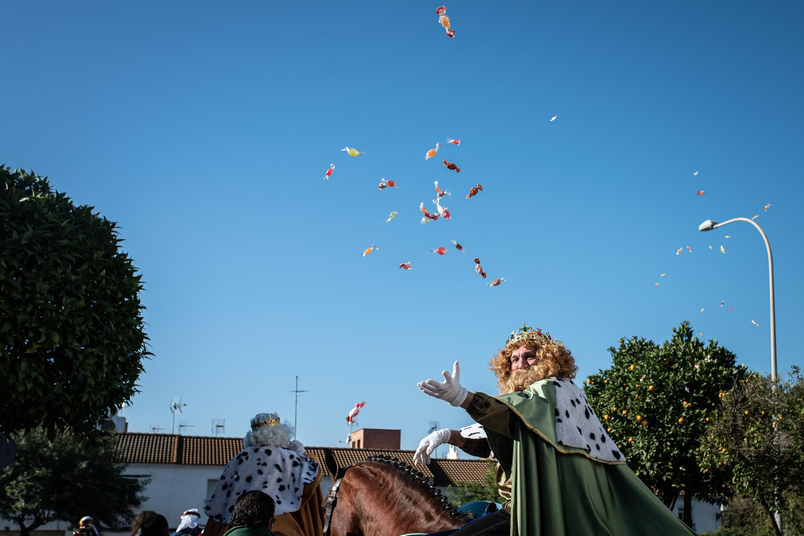 Los Reyes Magos traen la ilusión a los barrios de Huelva, en imágenes