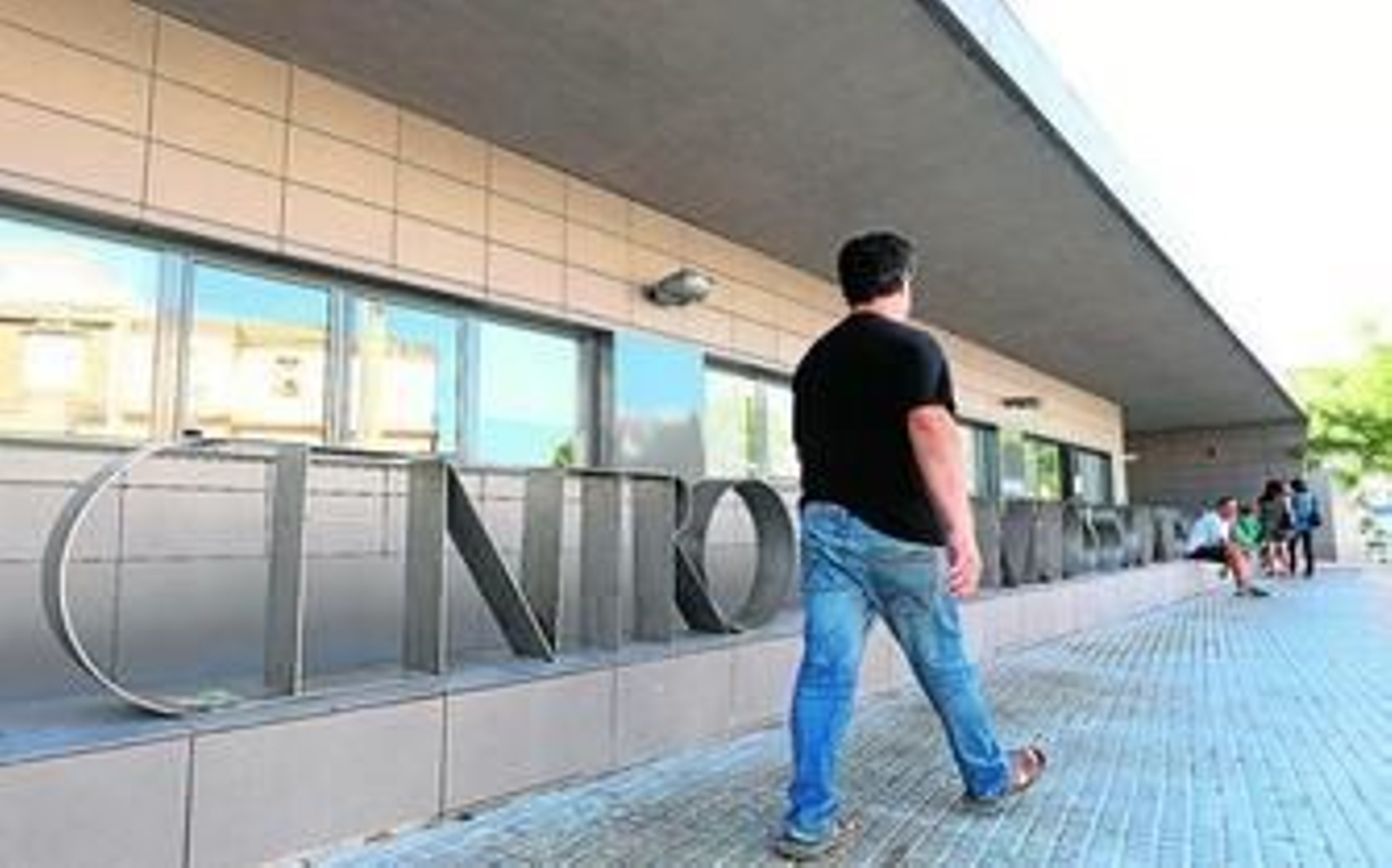 Vista de la fachada del área municipal de Servicios Sociales en la calle Terral, en la zona de La Soledad.