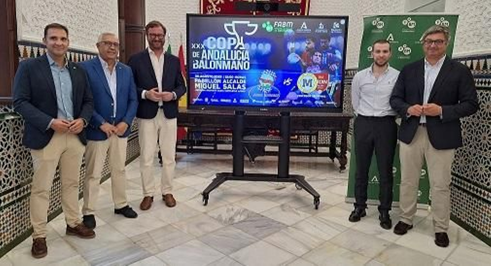 Las autoridades y organizadores, durante la presentación de la final.