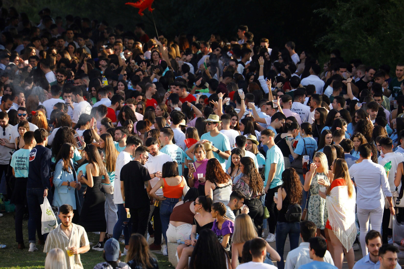 El clásico botellón del Miércoles de la Feria de Córdoba, en imágenes