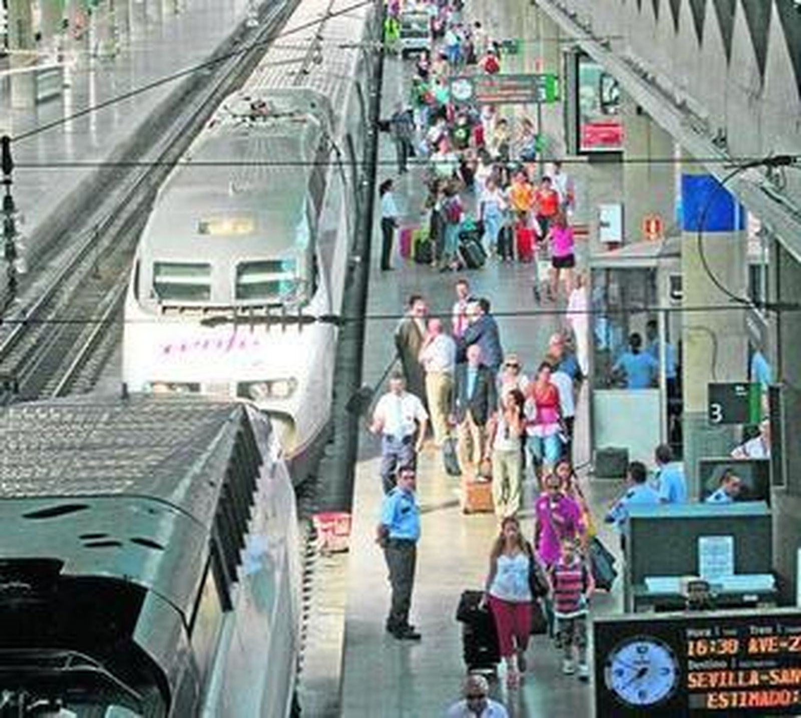 Salida de viajeros de un tren AVE en Sevilla.
