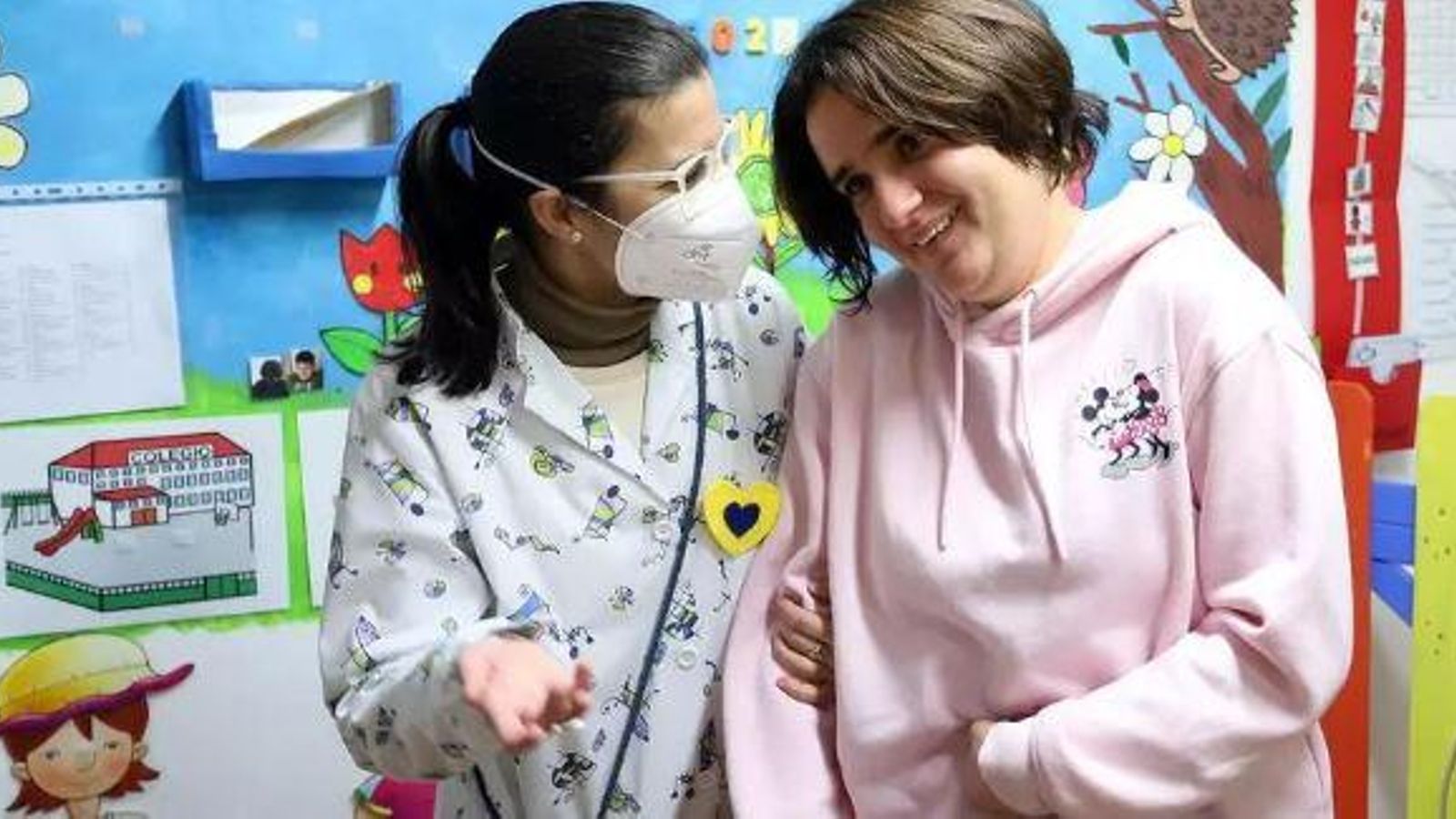 Sara posa sonriente junto a su profesora. Sara posa sonriente junto a su profesora.