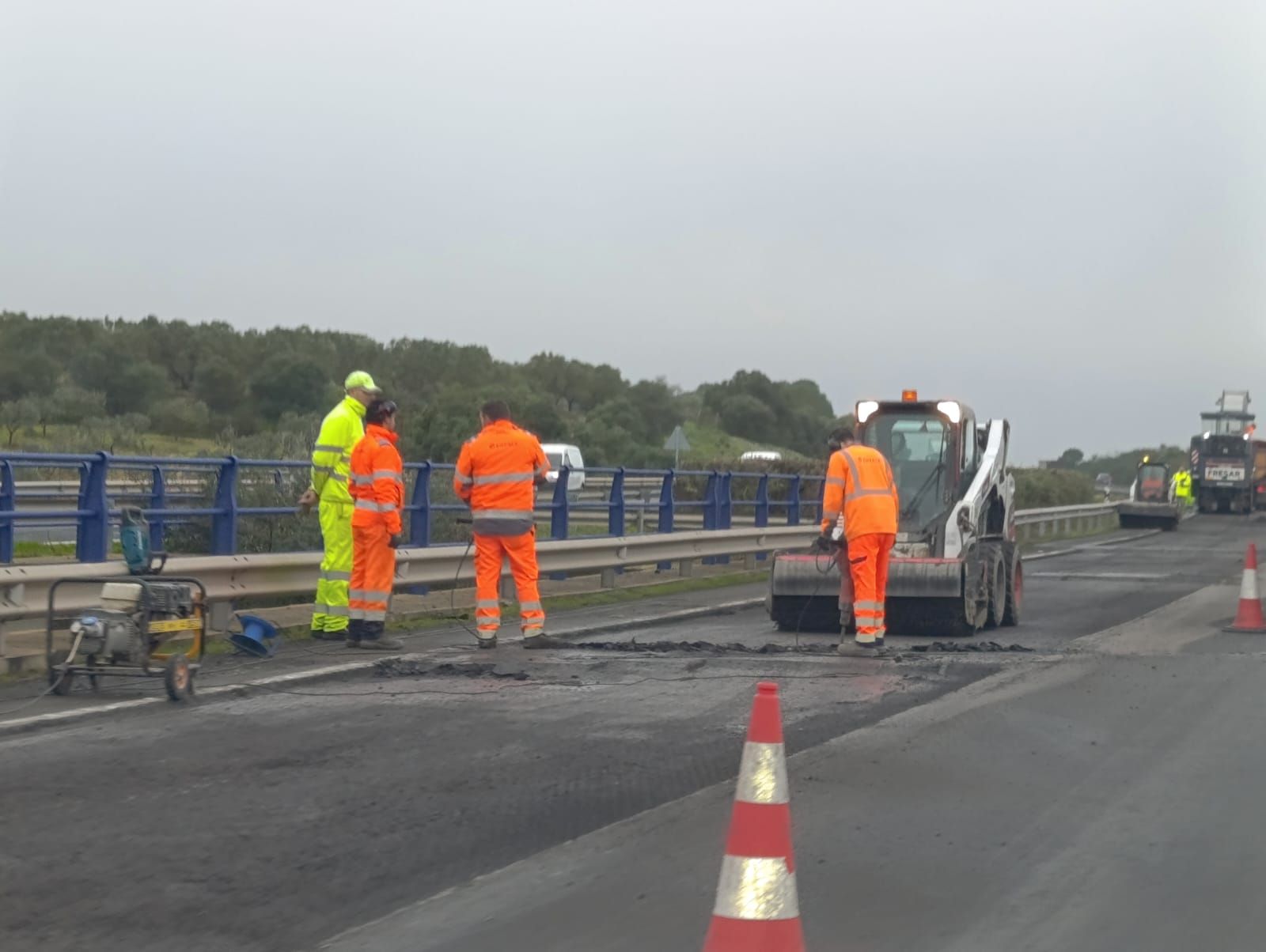 Operarios trabajando en la zona.