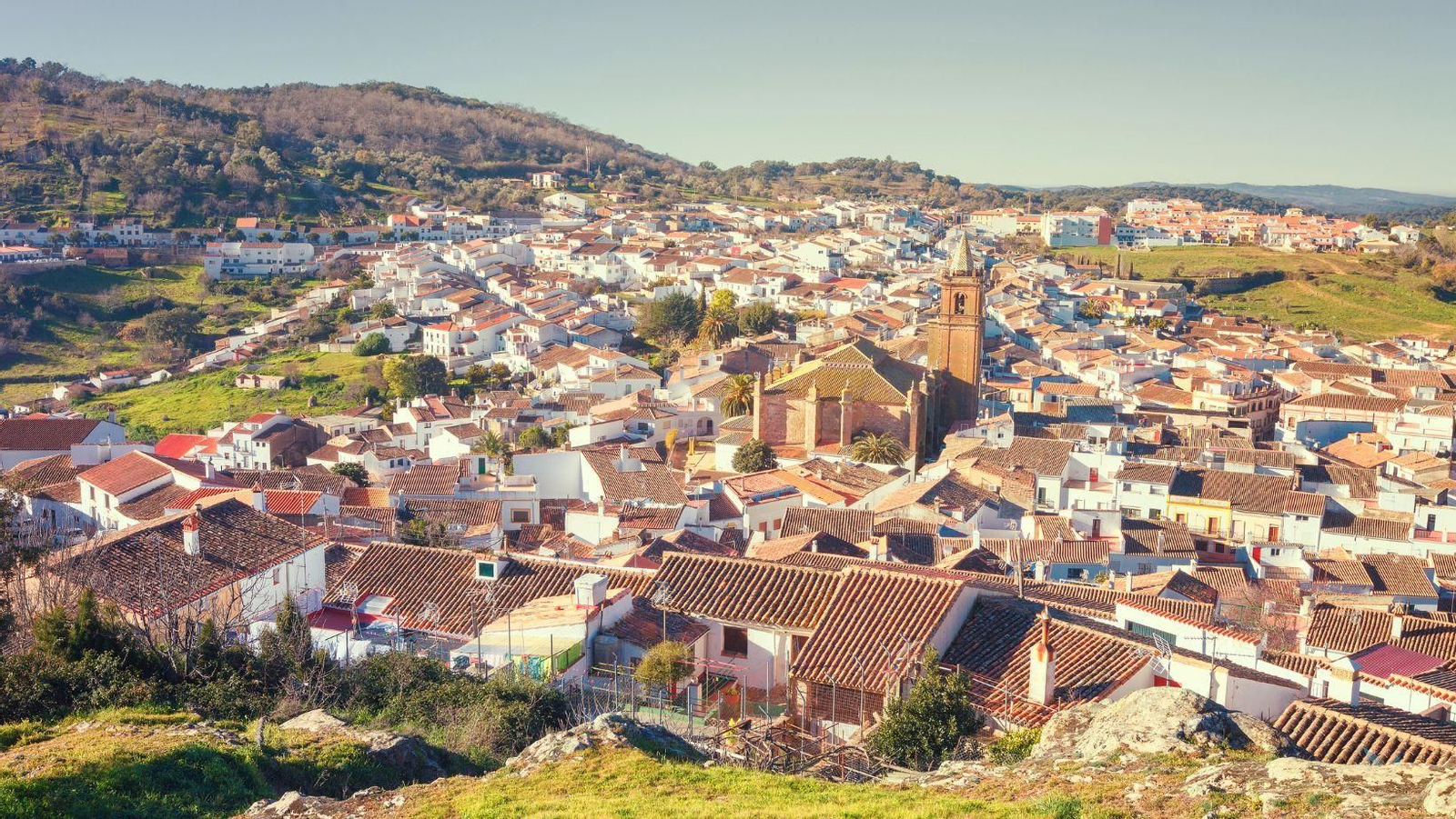 Calles que suben y bajan, murallas medievales y aromas de la dehesa