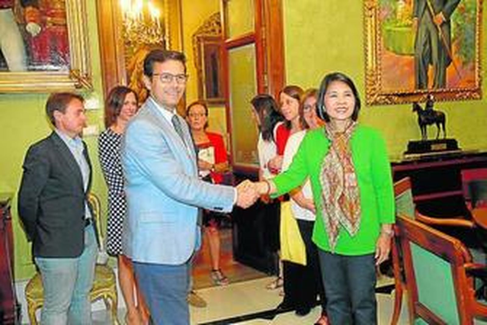 El alcalde, junto con la embajadora de Tailandia, Rattikul Chansuriya.