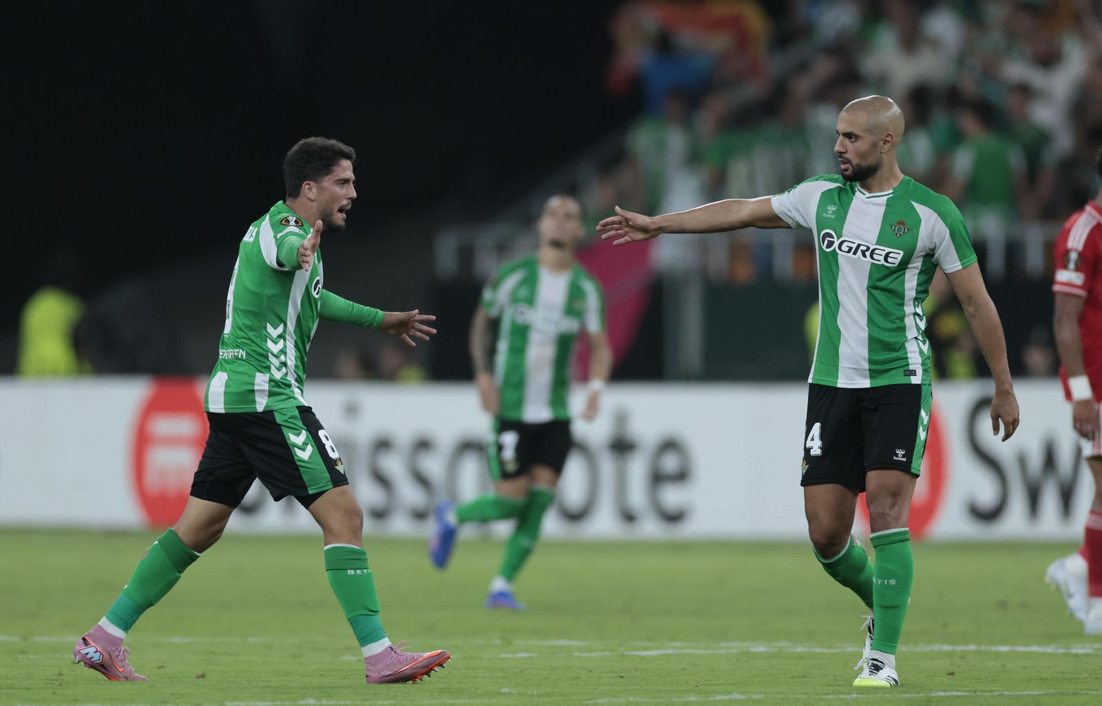 Fornals golpea la mano de Amrabat tras el empate.