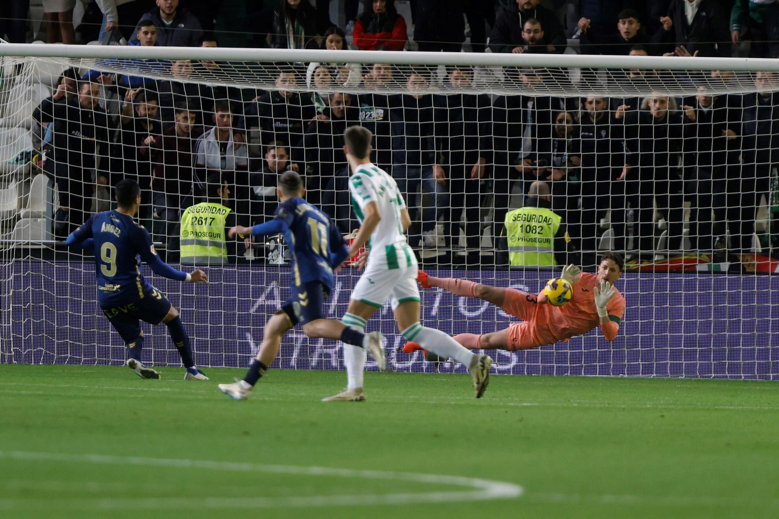 El guardameta blanquiverde le adivina el lanzamiento a Ángel para detener el penalti frente a los chicharreros este pasado domingo.
