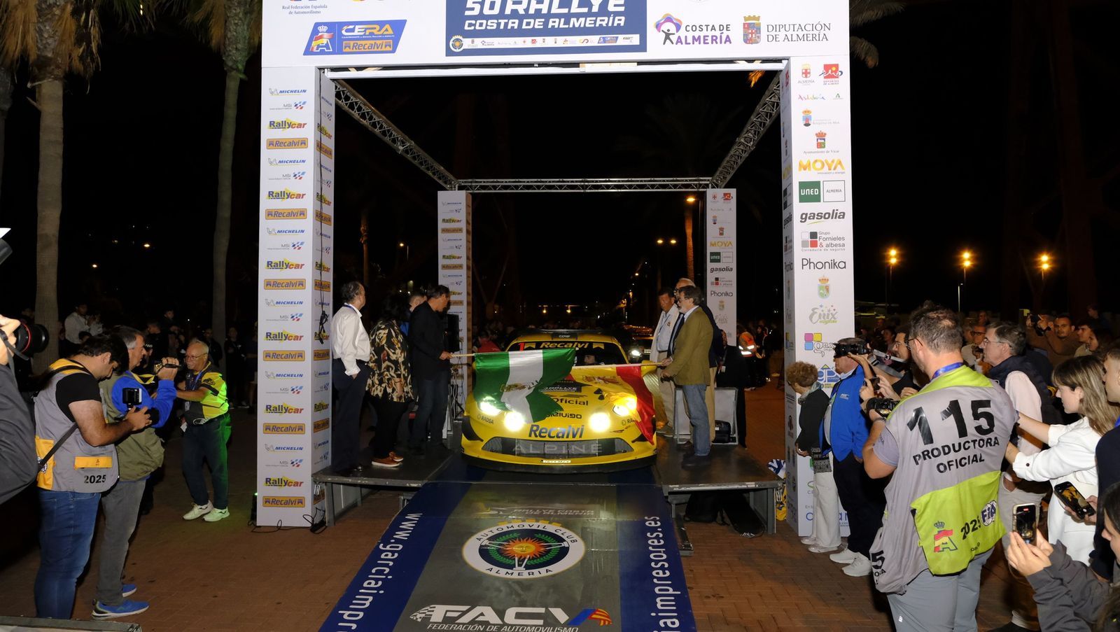 Los ganadores de la pasada edición del Rallye Costa de Almería preparados para tomar la salida de la prueba.