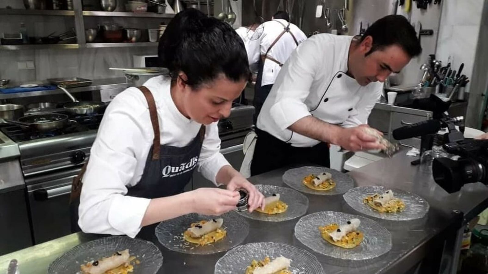 Carmen Tamayo, con su marido, en el restaurante del Carmen, en Prado del Rey.