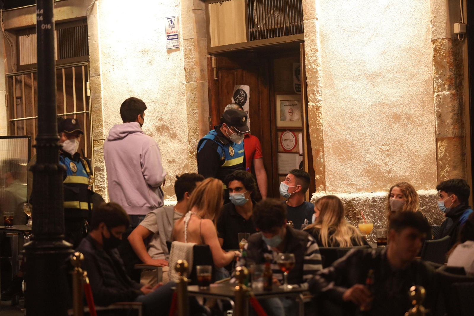 Imagen de las calles de Salamanca  donde Policía Nacional y Local colaboran de manera "conjunta y organizada" ante los incumplimientos sanitarios en los bares nocturnos.