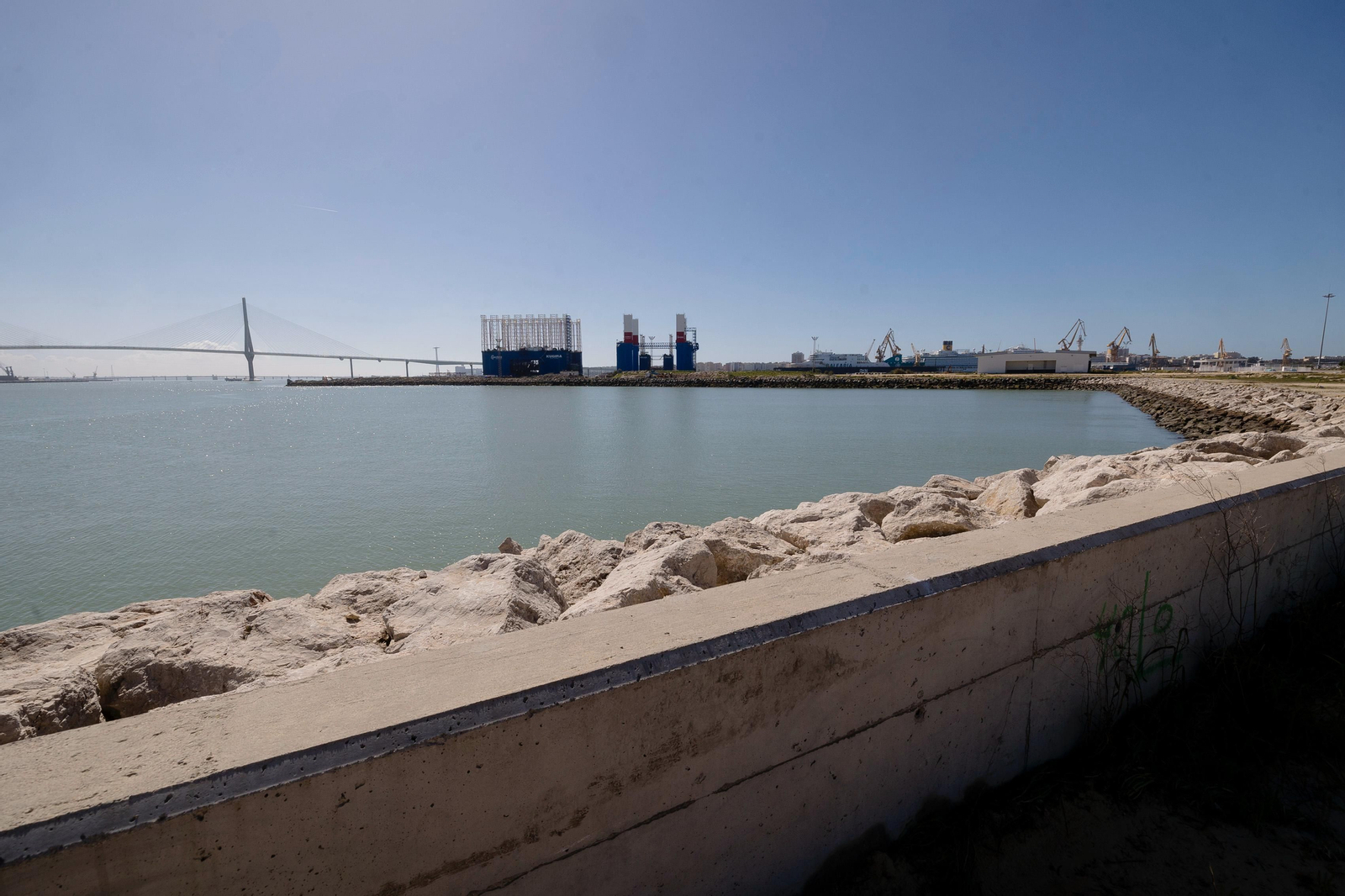 Imágenes del acto de la puesta de la primera piedra de la segunda fase de la ampliación de la nueva terminal de contenedores del puerto de Cádiz