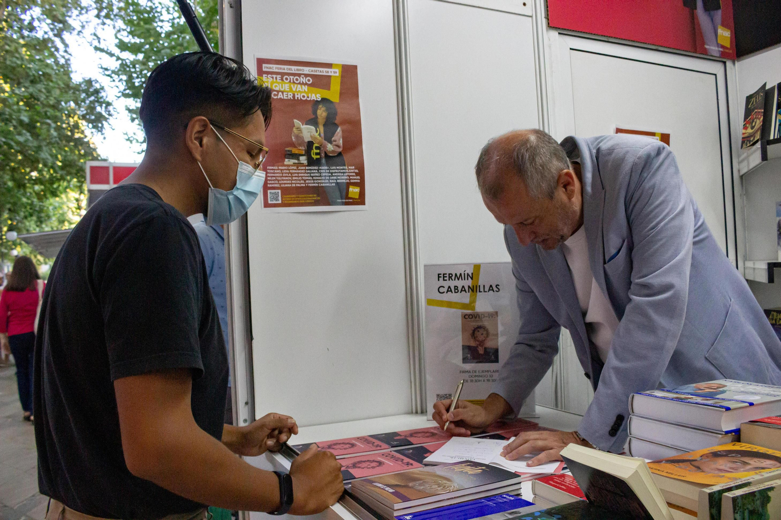Firma solidaria en la Feria del Libro de Granada