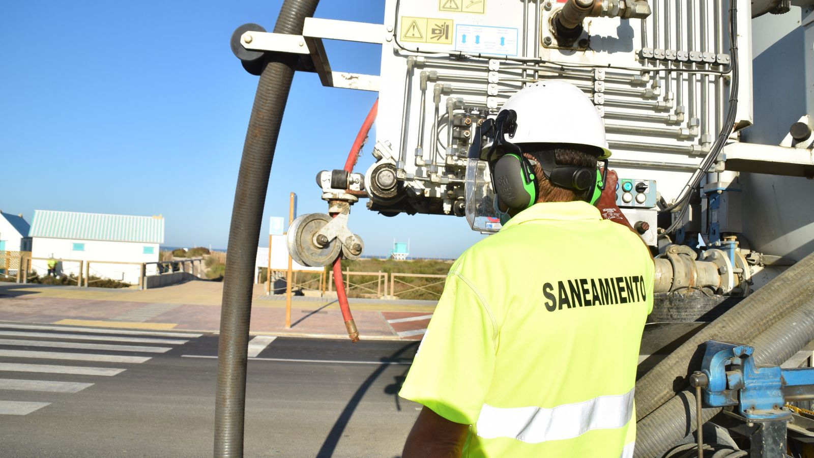 Un operario de Hidralia durante las labores de vaciado de una de las fosas sépticas de la playa de Camposoto.